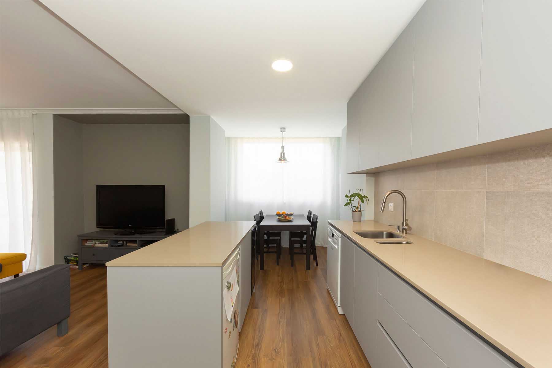 Projeto de Cozinha moderna com ilha | Cozinha de estar - Desenho Branco