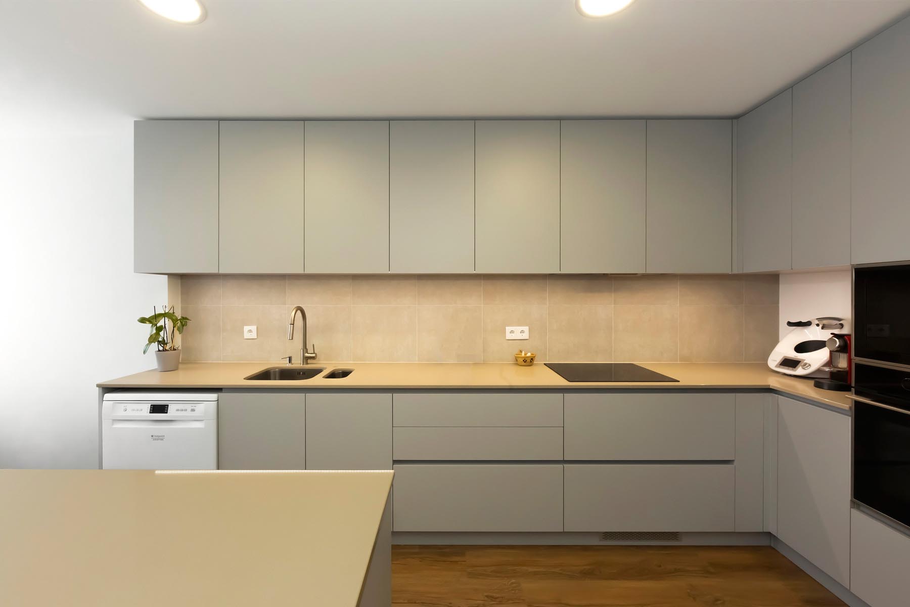 Projeto de Cozinha moderna com ilha | Cozinha de estar - Desenho Branco