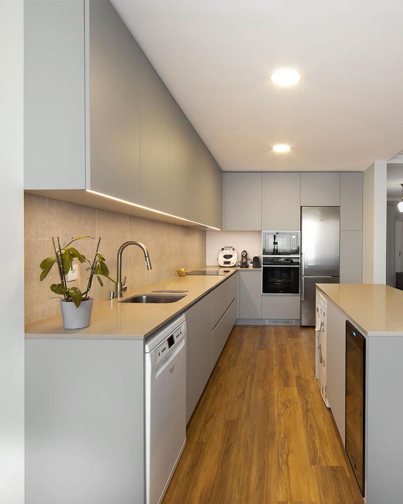 Projeto de Cozinha moderna com ilha | Cozinha de estar - Desenho Branco